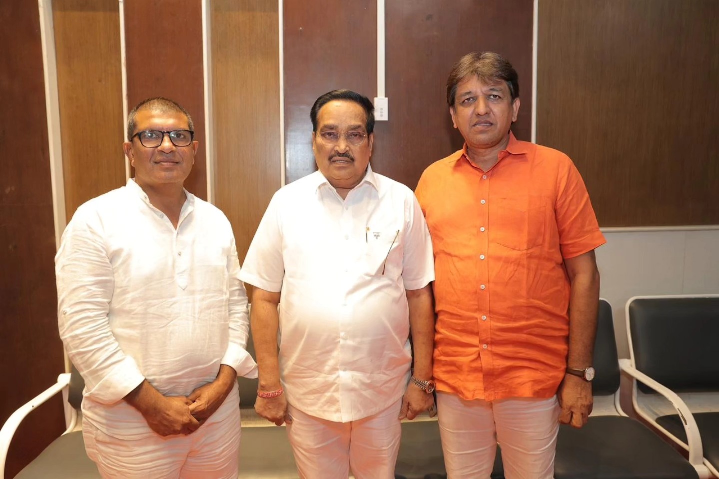 તા.૦૬/૦૩/૨૦૨૫ ના રોજ ભારત સરકારના કેન્દ્રીય જળશક્તિ મંત્રી અને ગુજરાત પ્રદેશ ભાજપ પ્રમુખ માનનીય શ્રી સી.આર.પાટીલ સુરત જિલ્લા ભાજપના નવનિયુક્ત અધ્યક્ષ પાટીલ શ્રી ભરતભાઈ રાઠોડજી અને ધારાસભ્ય શ્રી સંદીપભાઈ દેસાઈજીએ સુરત આંતરરાષ્ટ્રીય એરપોર્ટ પર શુભેચ્છા મુલાકાત લીધી.